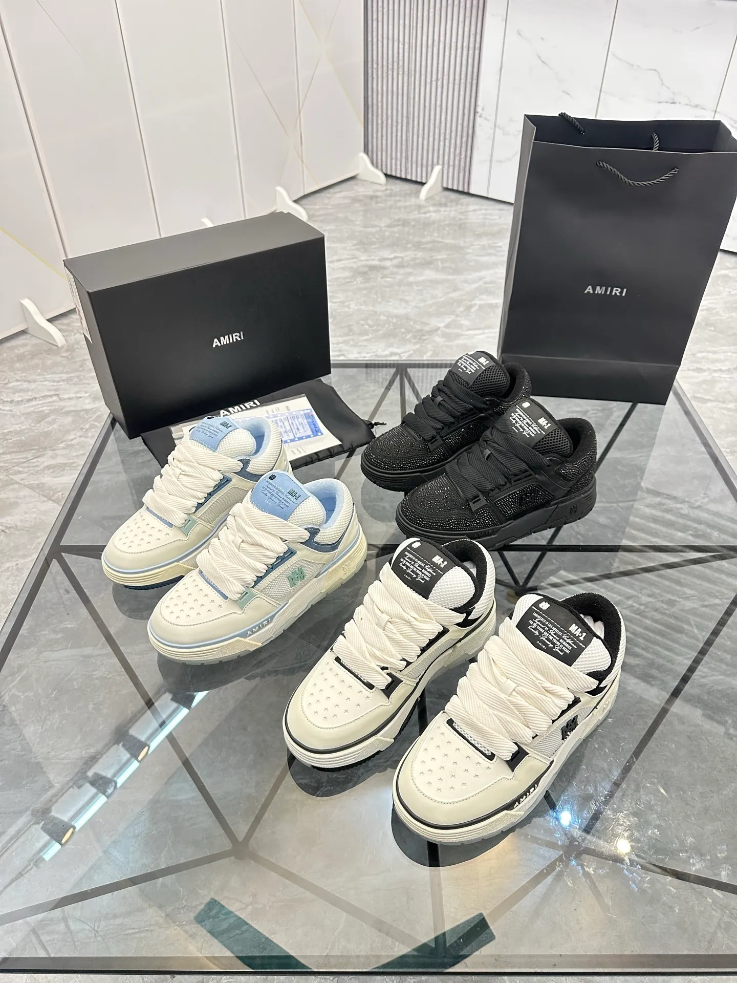 Men's shoes: 💰P760¥ Guangzhou top quality Product trademark: AMIRI* "Amir*] low-top casual shoes Regular size: 39-44 (can be customized to 45) Product material: imported first-layer cowhide leather upper, professional hot-drilling process, breathable lining, original outsole. Number: 525